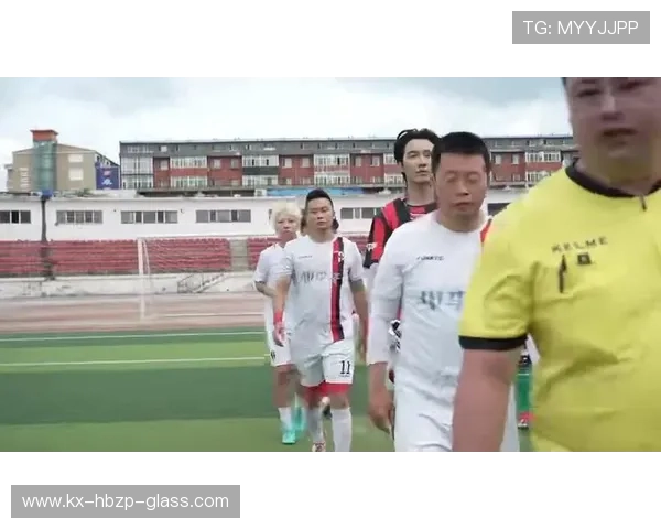 足球明星与啤酒杯的完美结合展现运动与休闲的魅力 足球明星与啤酒杯的完美结合展现运动与休闲的魅力