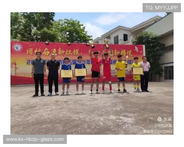 香港足球明星队荣耀时刻海报展现激情与梦想的完美结合 香港足球明星队荣耀时刻海报展现激情与梦想的完美结合